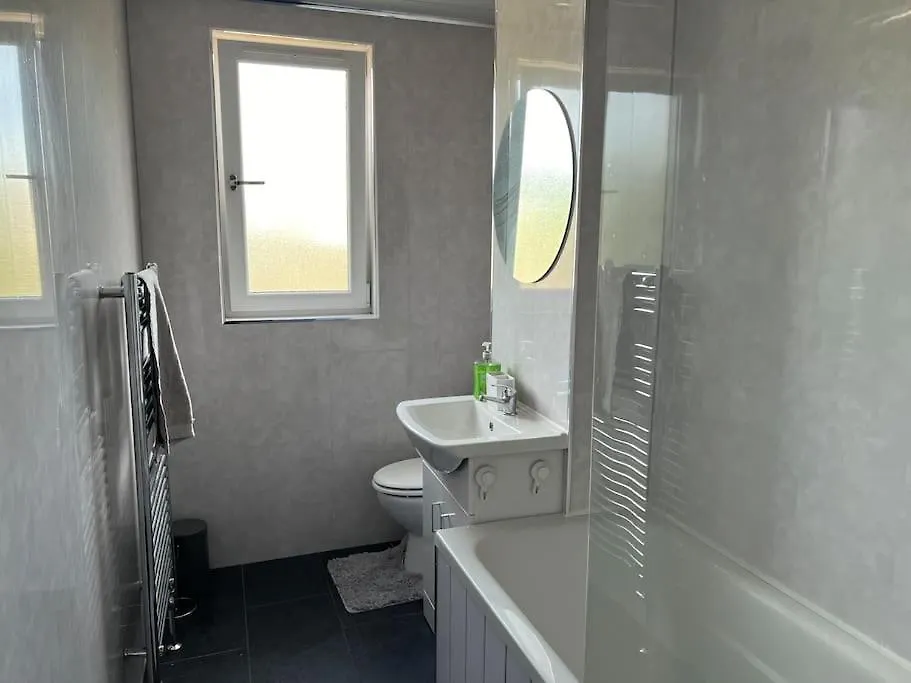 Charming, Modern Flat Sleeps 5 Apartment Tayport