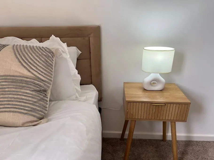 Charming, Modern Flat Sleeps 5 contacts